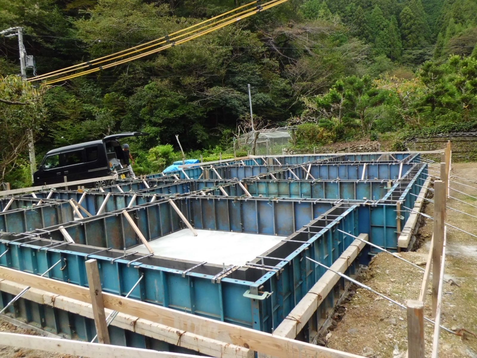 【板倉の家づくり】建築中。型枠設置／土台据え お知らせ 浜松市浜北区 注文住宅の丸富建綜 ｜ 伝統工法の板倉づくりで安全・長持ち・快適